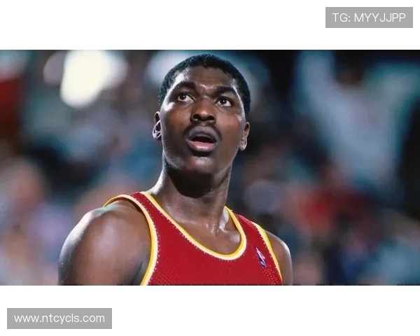 哈基姆·奥拉朱旺:从尼日利亚少年到NBA传奇巨星的辉煌人生之路